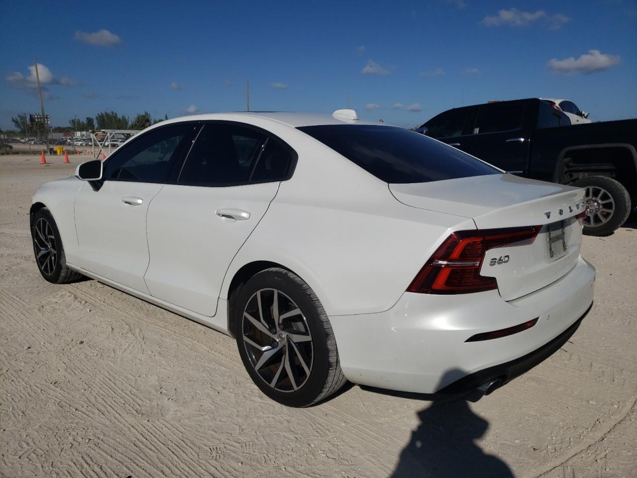 Obraz 2 z 2020 VOLVO S60 T5 MOMENTUM 2020 z VIN 7JR102FK0LG063962