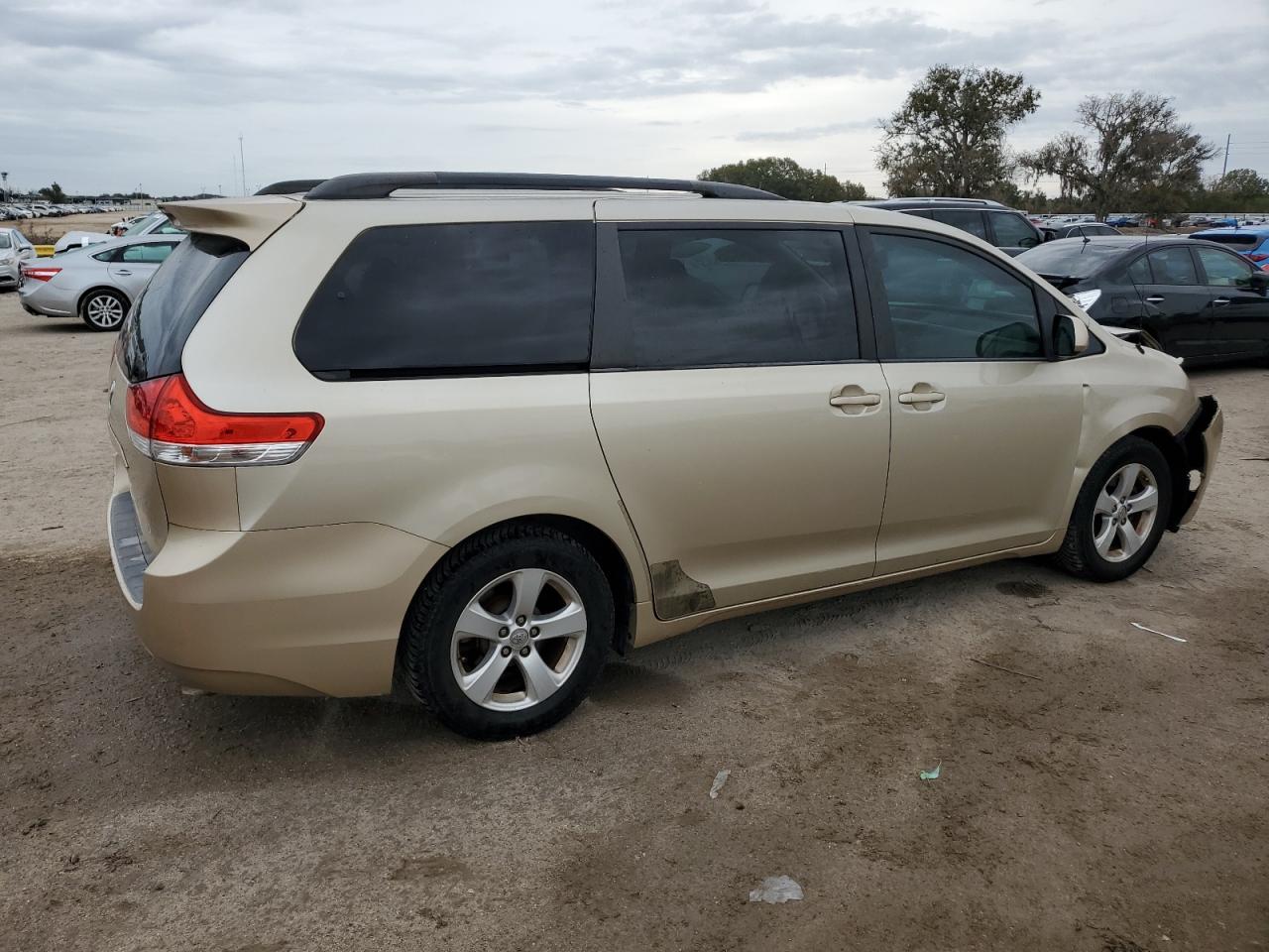 Изображение 3 2013 TOYOTA SIENNA LE 2013 с VIN 5TDKK3DC9DS363988