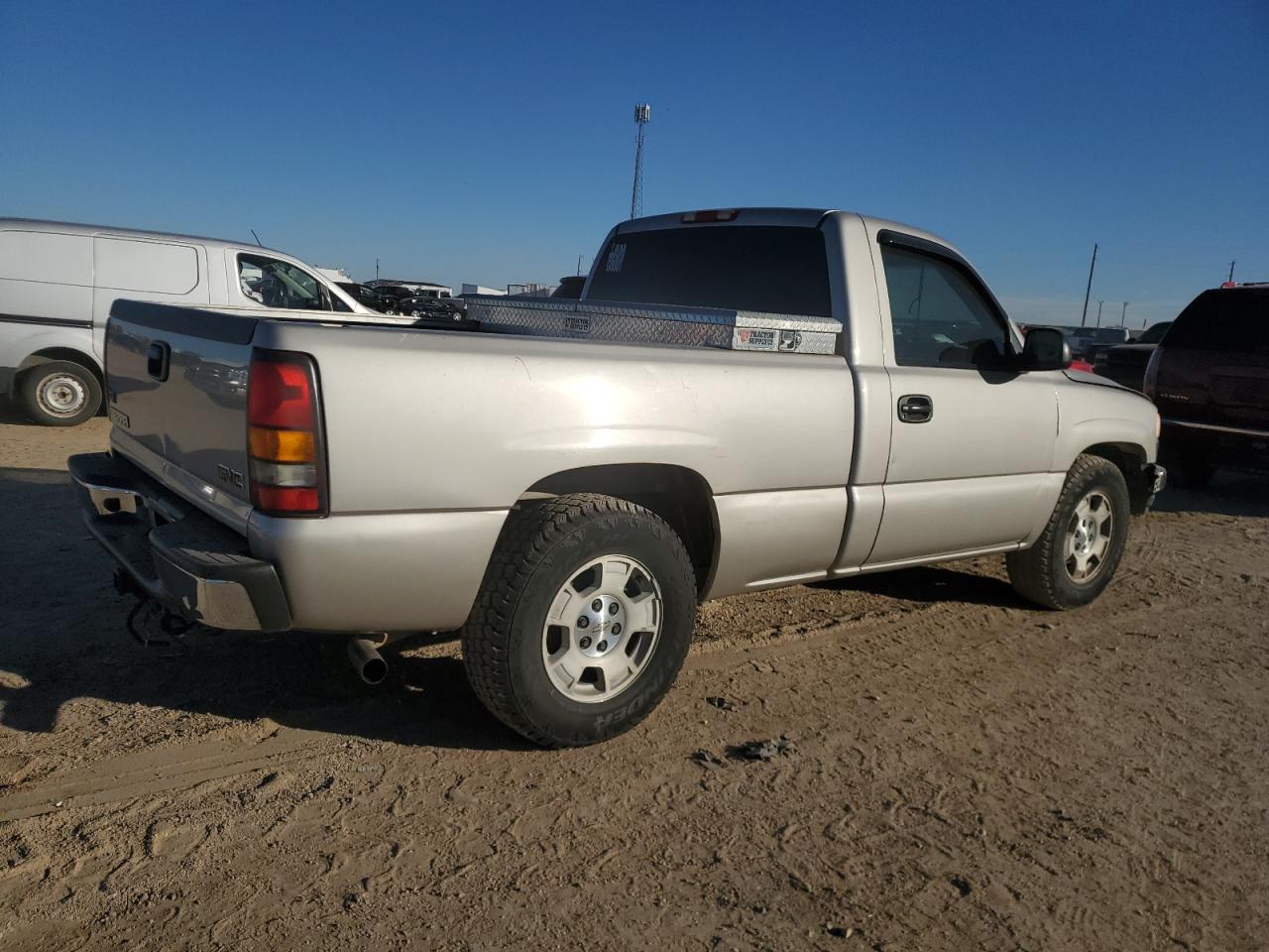 Image 3 of 2007 GMC NEW SIERRA C1500 CLASSIC 2007 with VIN 3GTEC14X07G213742