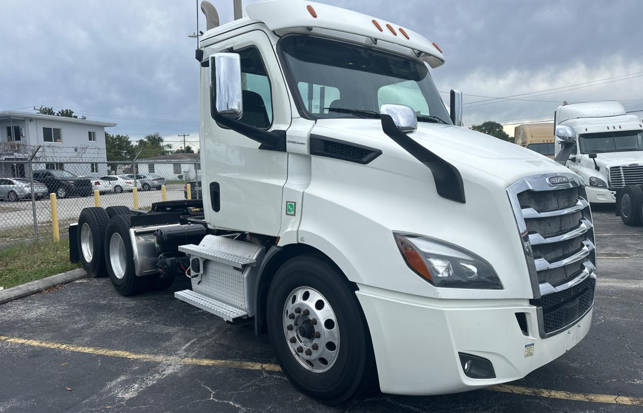 Image 1 of 2019 FREIGHTLINER CASCADIA 116  2019 with VIN 3AKJHTDV6KSLG7208