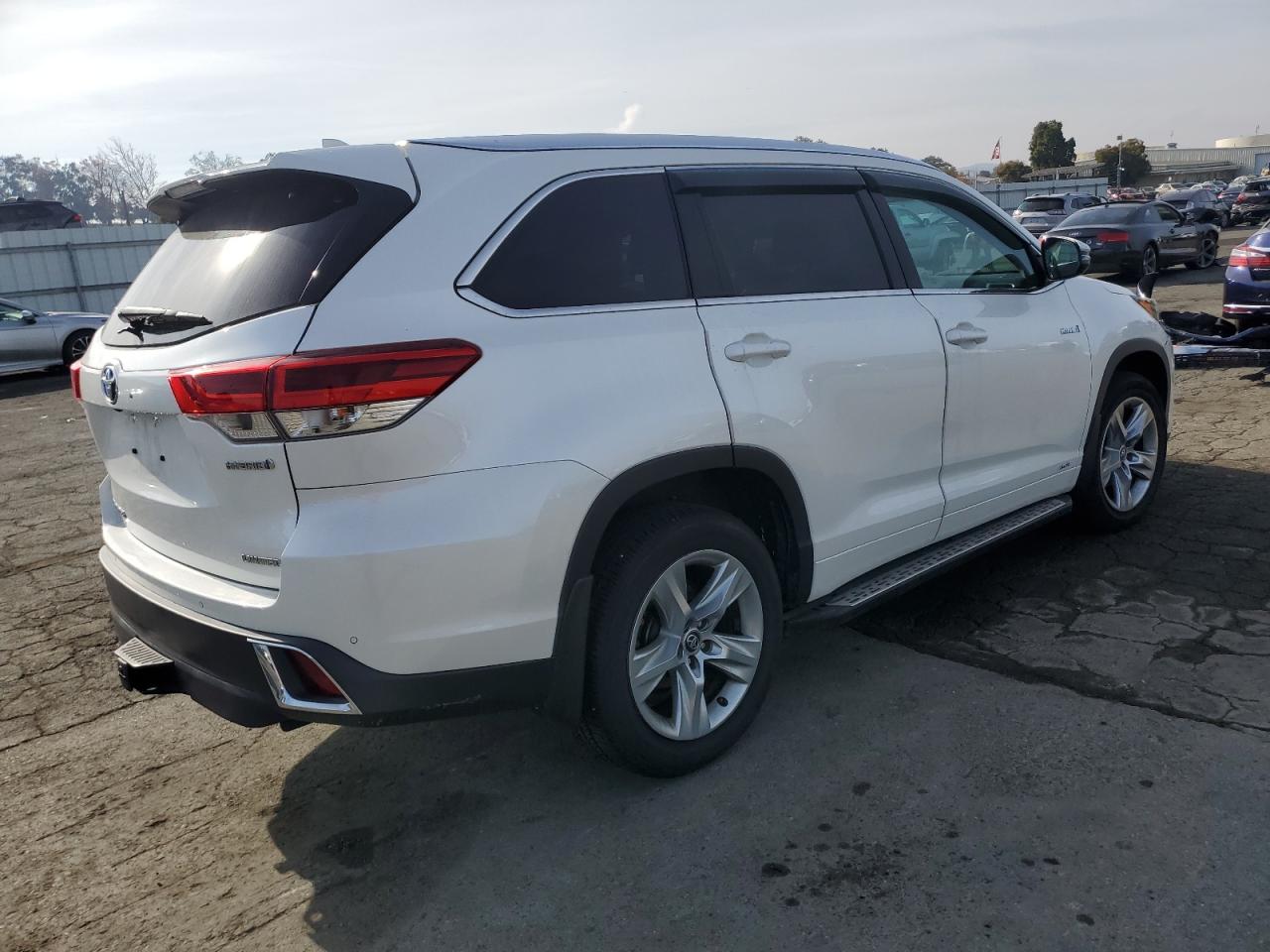 Image 3 of 2019 TOYOTA HIGHLANDER HYBRID LIMITED 2019 with VIN 5TDDGRFH4KS066405