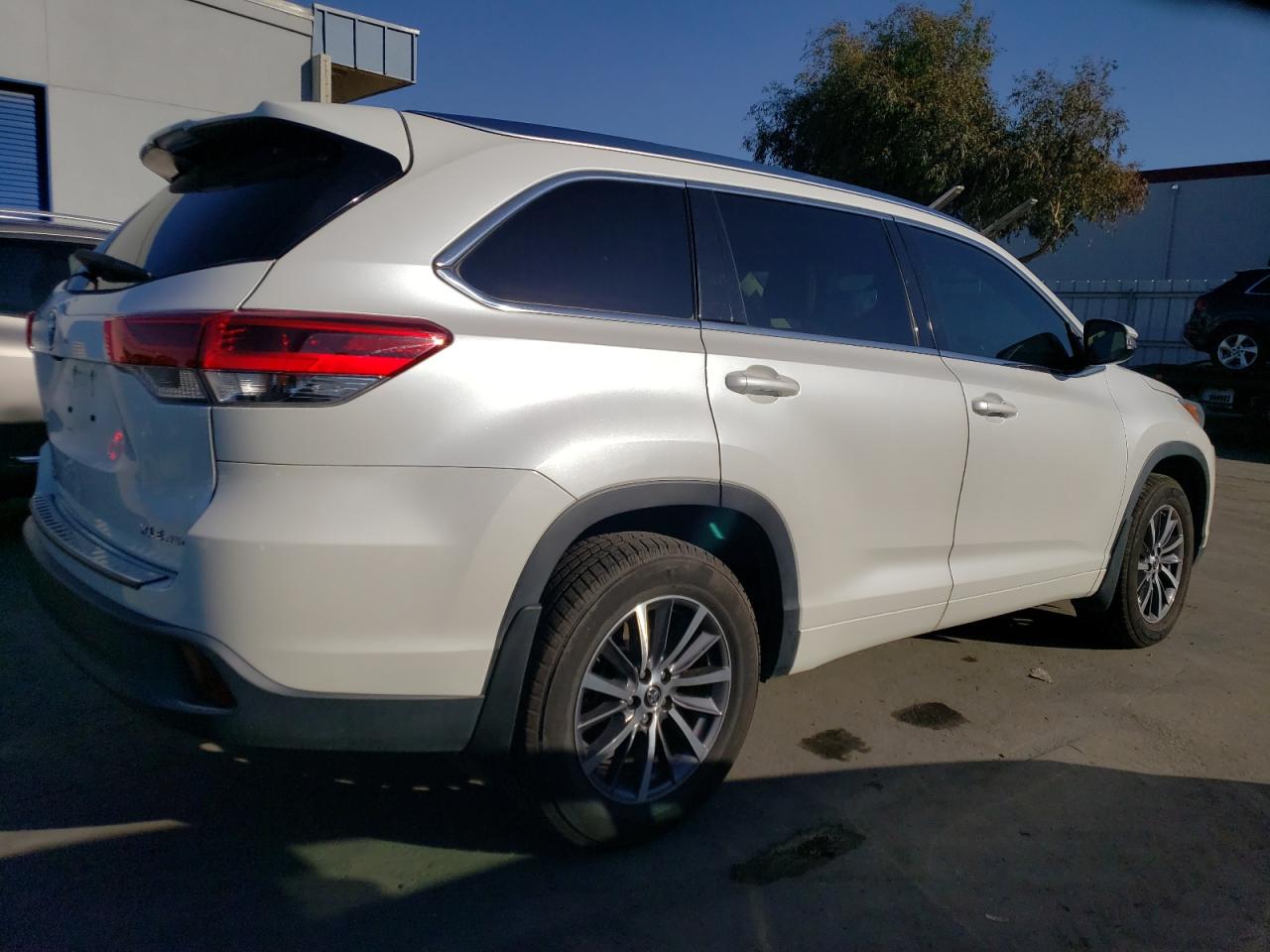 Image 3 of 2017 TOYOTA HIGHLANDER SE 2017 with VIN 5TDJZRFH8HS472192