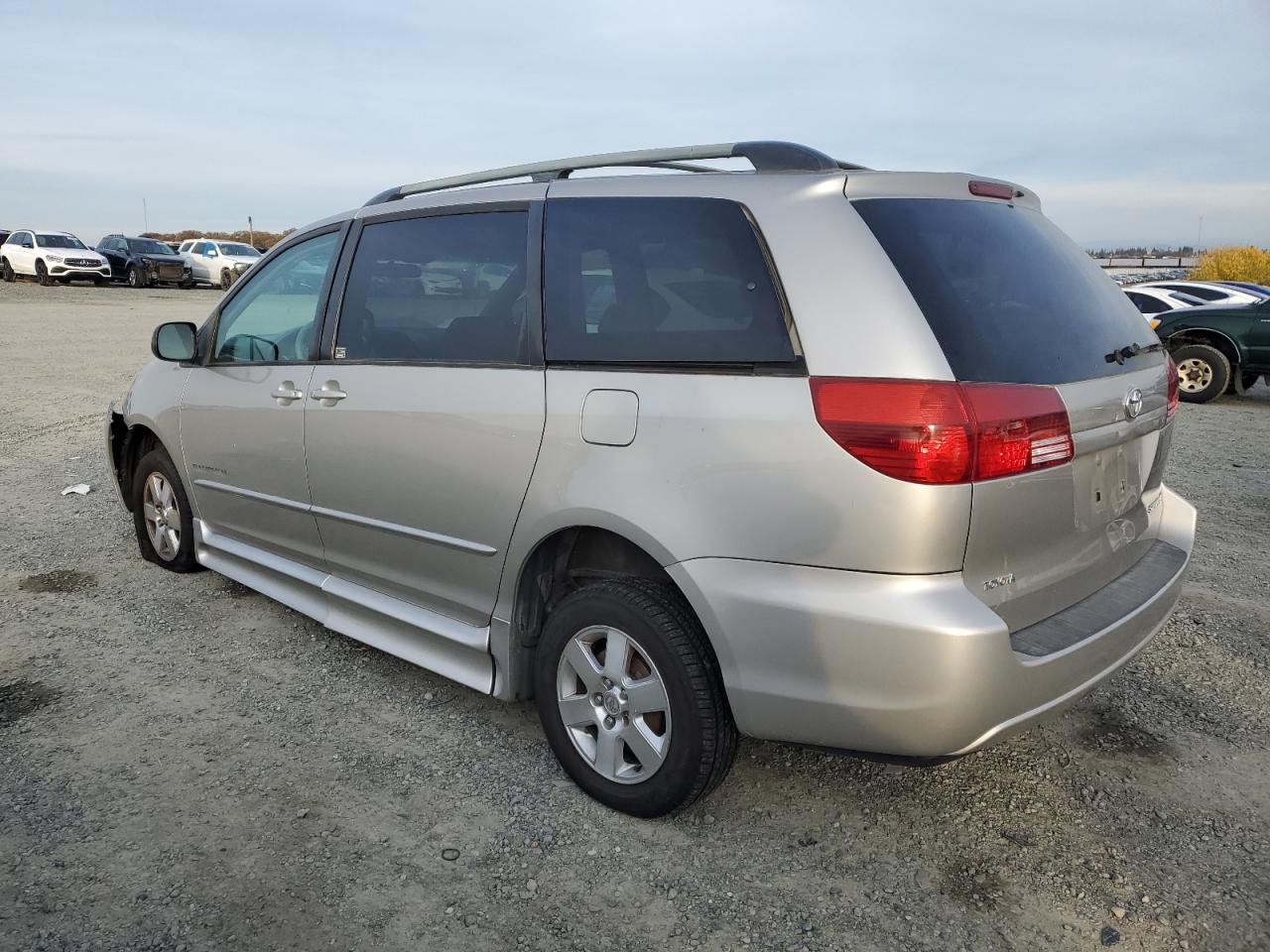 Image 2 of 2005 TOYOTA SIENNA CE 2005 with VIN 5TDZA23C05S296289