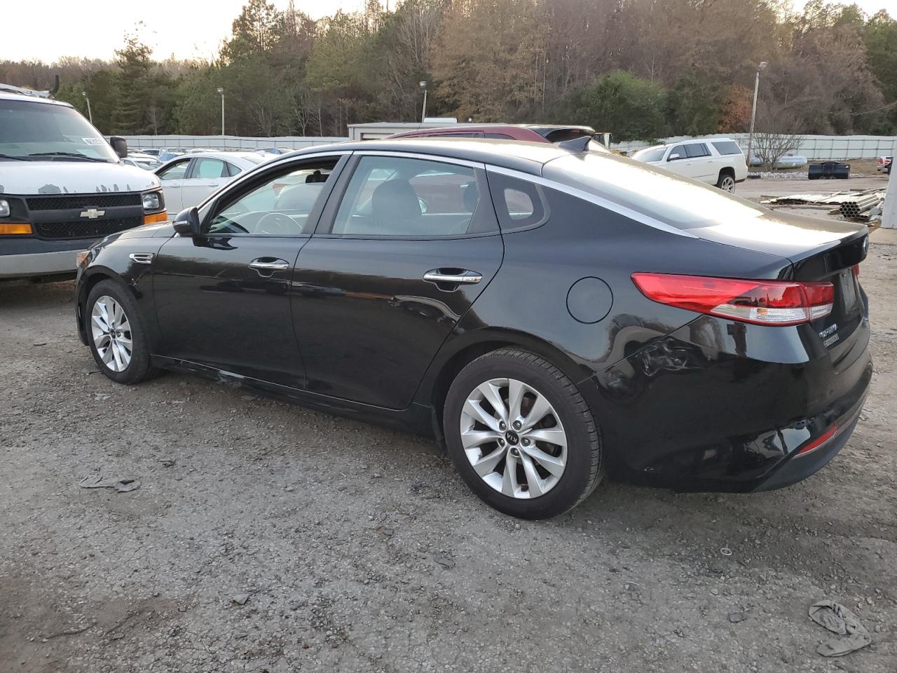 Obraz 2 z 2017 KIA OPTIMA LX 2017 z VIN 5XXGT4L3XHG128341