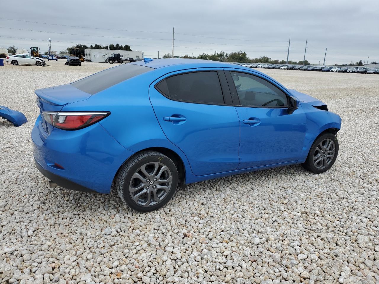 Obraz 3 z 2019 TOYOTA YARIS L 2019 z VIN 3MYDLBYV6KY521772