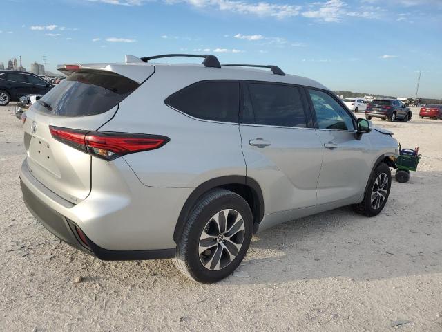 Obraz 3 z 2022 TOYOTA HIGHLANDER XLE 2022 z VIN 5TDGZRAH1NS550647
