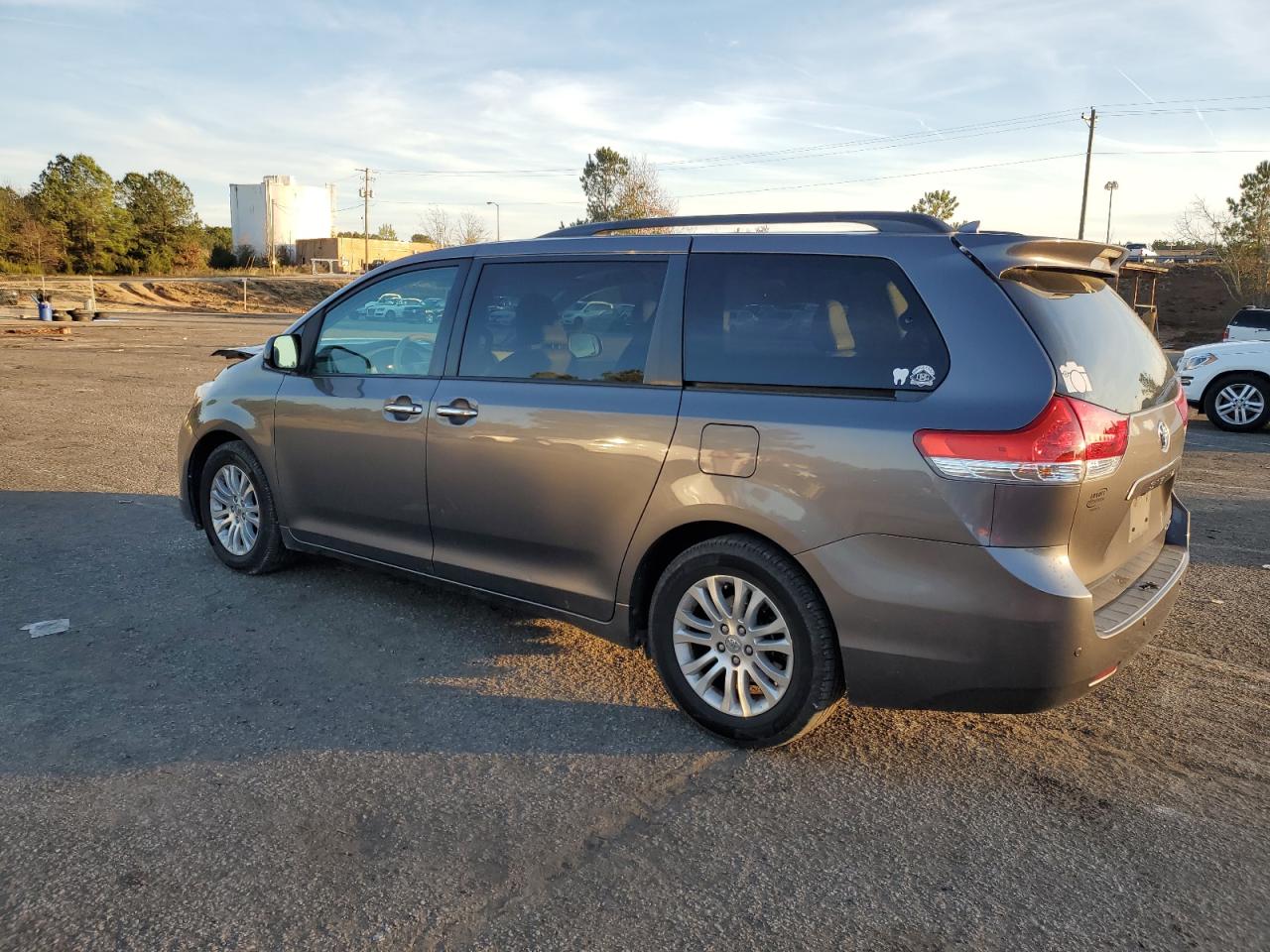 Изображение 2 2011 TOYOTA SIENNA XLE 2011 с VIN 5TDYK3DC8BS147184