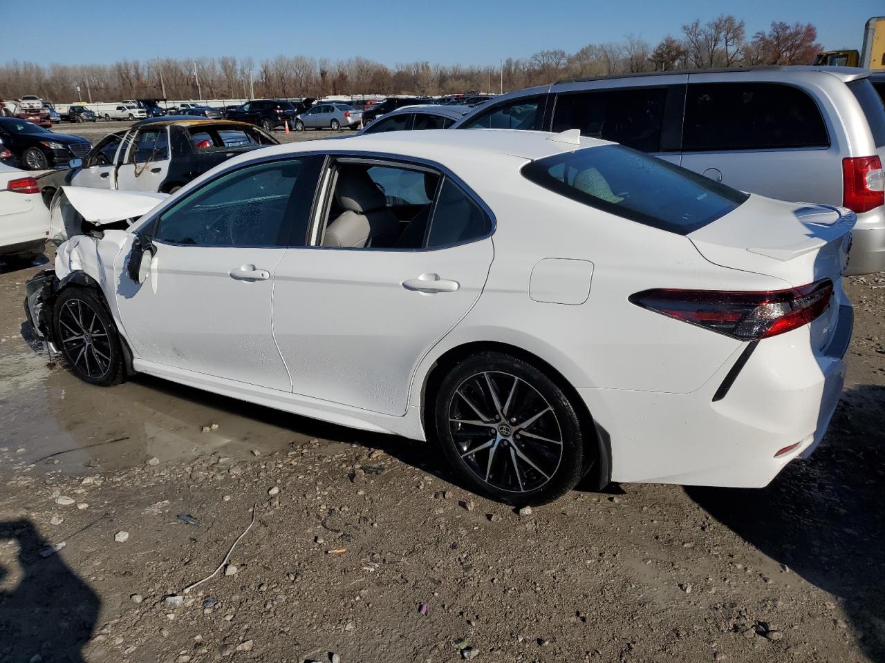 Изображение 2 2022 TOYOTA CAMRY SE 2022 с VIN 4T1T11BK6NU056597