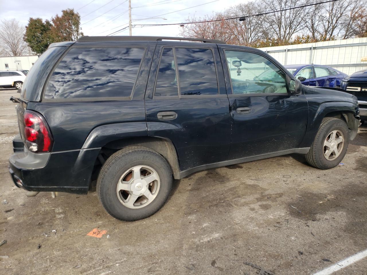 Image 3 of 2005 CHEVROLET TRAILBLAZER LS 2005 with VIN 1GNDT13S352347918