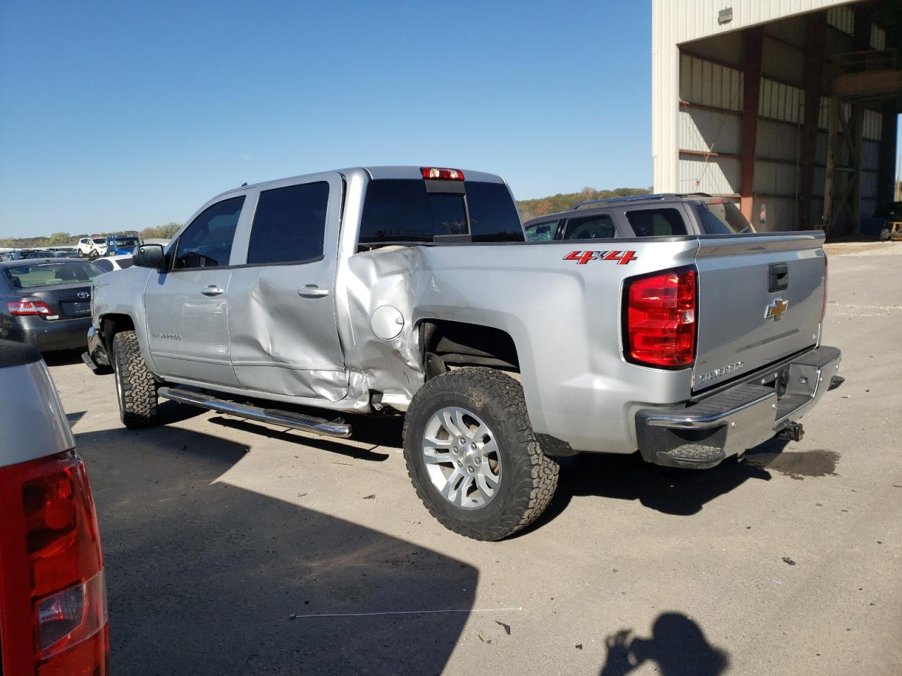 Image 2 of 2018 CHEVROLET SILVERADO K1500 LT 2018 with VIN 3GCUKREC0JG457584