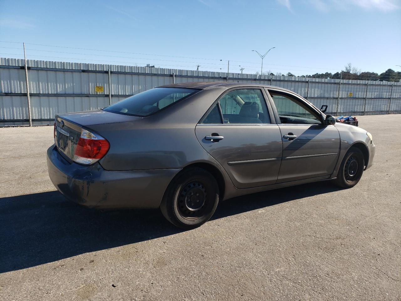 Image 3 of 2005 TOYOTA CAMRY LE 2005 with VIN 4T1BE32K65U989007