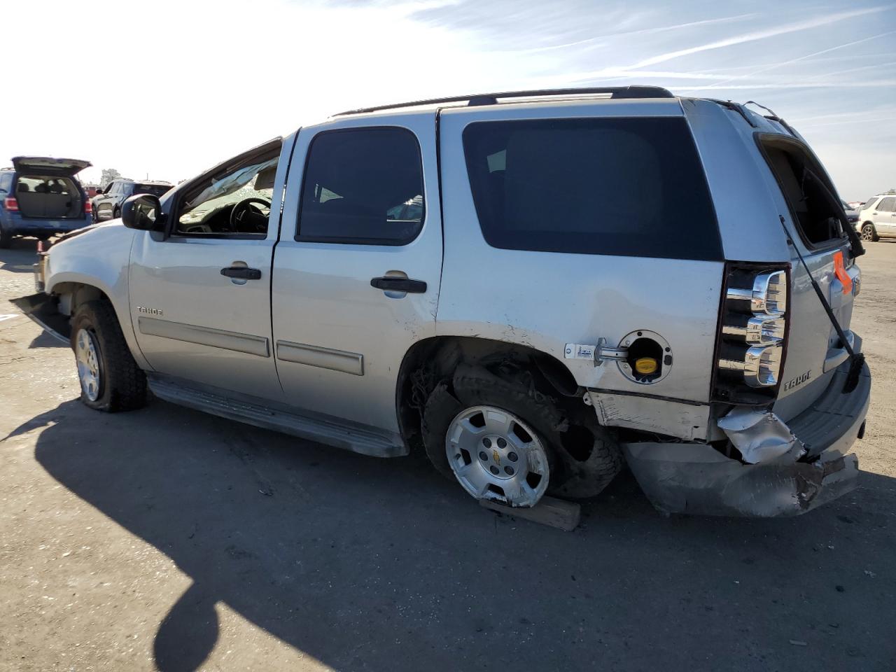 Изображение 2 2010 CHEVROLET TAHOE C1500  LS 2010 с VIN 1GNUCAE03AR132343