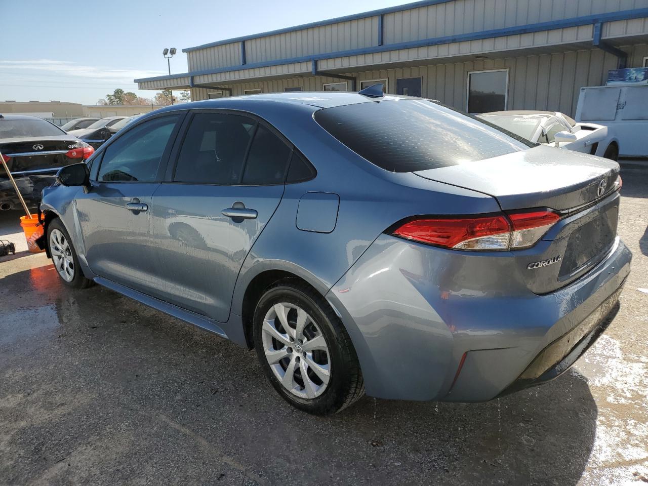 Obraz 2 z 2021 TOYOTA COROLLA LE 2021 z VIN 5YFEPMAE6MP175867