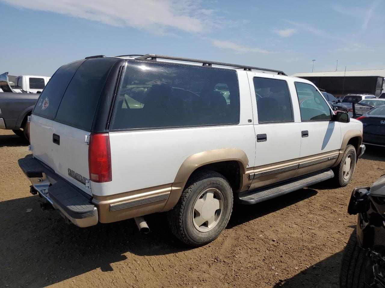 Image 3 of 1999 CHEVROLET SUBURBAN K1500 1999 with VIN 1GNFK16R5XJ399788