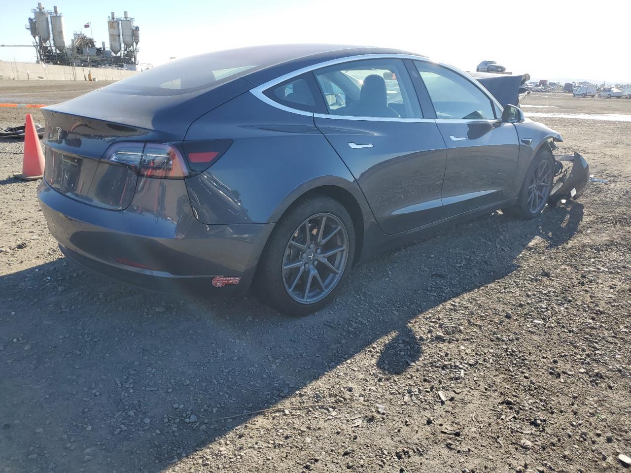 Obraz 3 z 2018 TESLA MODEL 3  2018 z VIN 5YJ3E1EAXJF021849