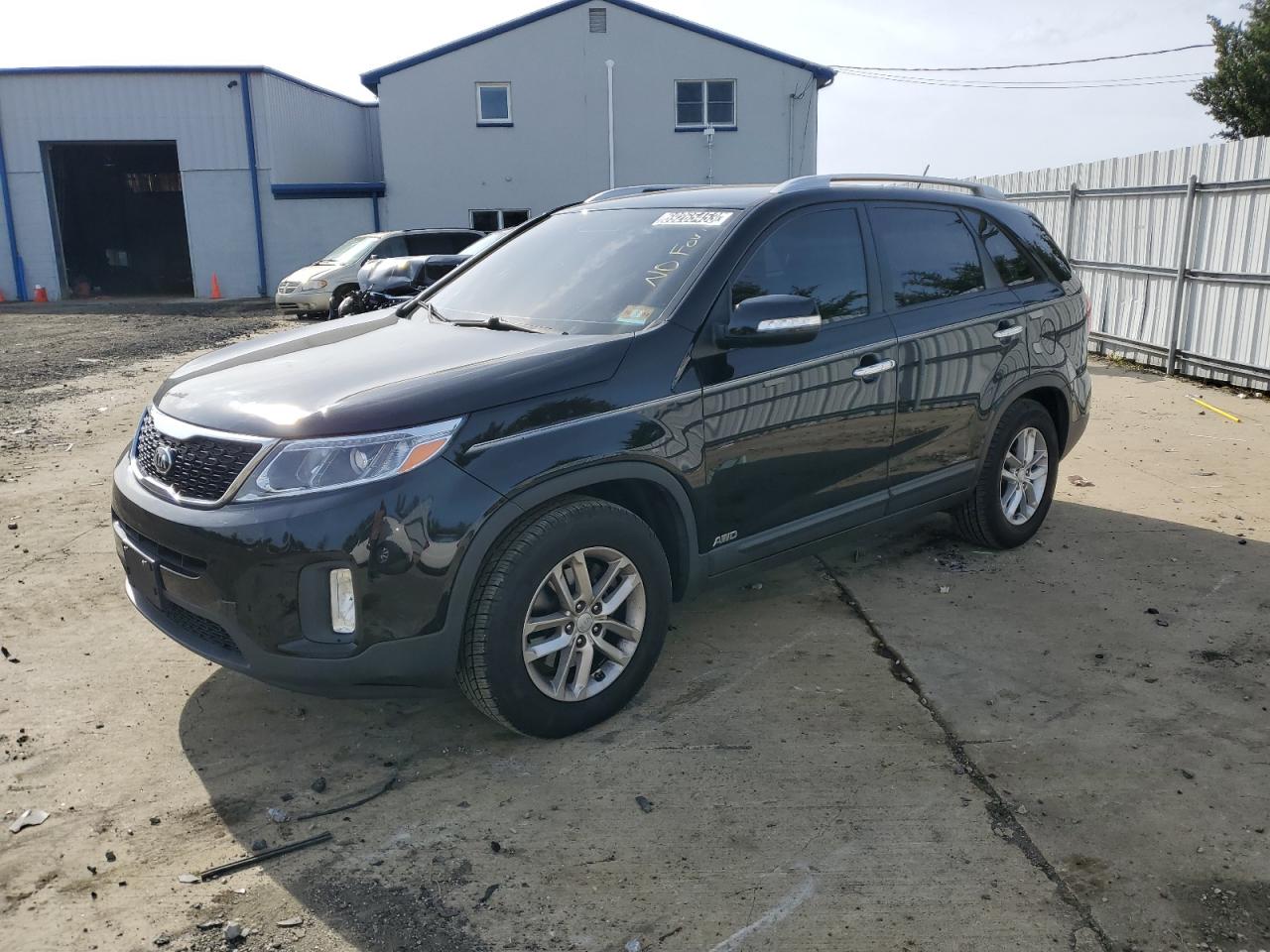 Image 1 of 2015 KIA SORENTO LX 2015 with VIN 5XYKTCA68FG652341