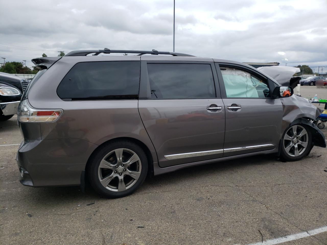 Image 3 of 2017 TOYOTA SIENNA SE 2017 with VIN 5TDXZ3DC4HS891266