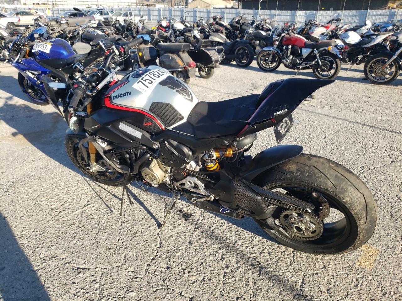 Изображение 3 2022 DUCATI STREETFIGHTER V4 2022 с VIN ZDMFAKNW9NB007741