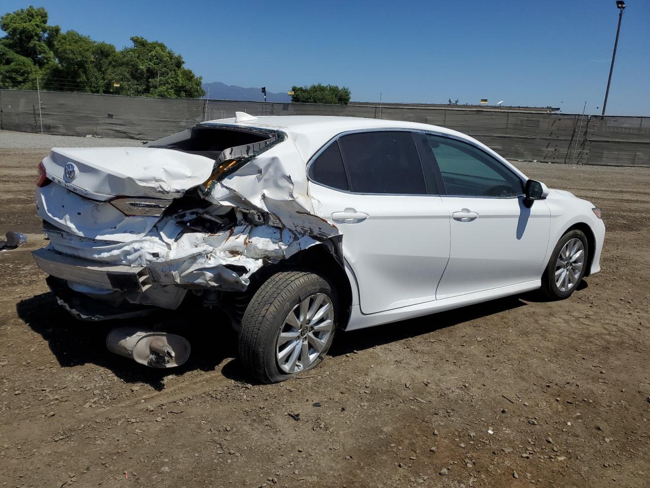 Obraz 3 z 2020 TOYOTA CAMRY LE 2020 z VIN 4T1C11AK9LU996469