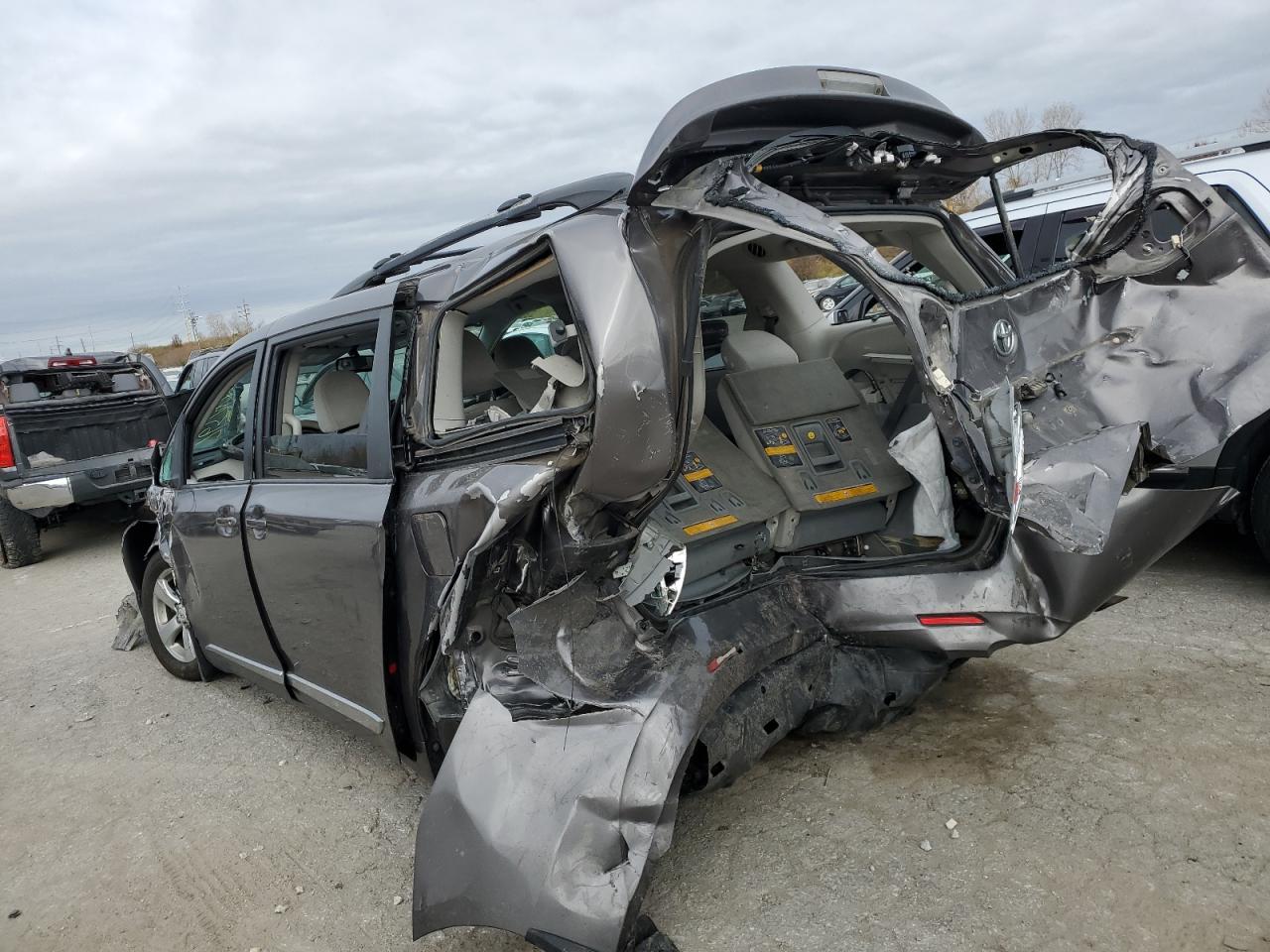 Изображение 2 2011 TOYOTA SIENNA LE 2011 с VIN 5TDKK3DC4BS121199