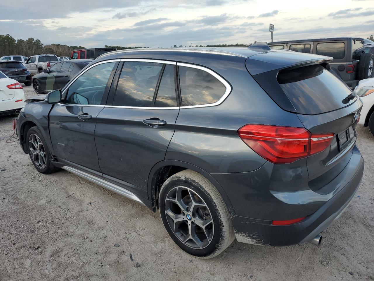 Изображение 2 2018 BMW X1 SDRIVE28I 2018 с VIN WBXHU7C35J5H41213