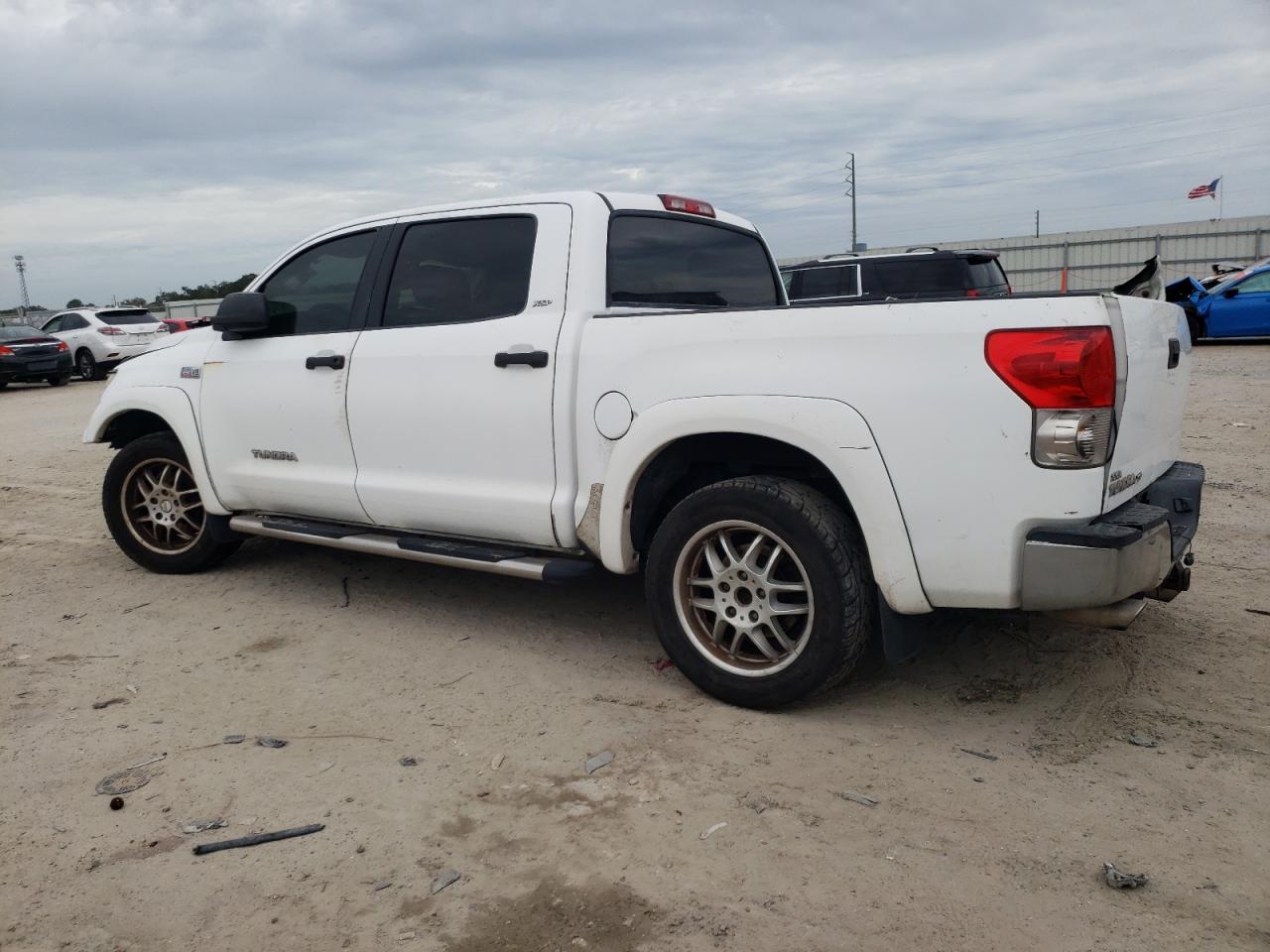 Obraz 2 z 2008 TOYOTA TUNDRA CREWMAX 2008 z VIN 5TBEV54158S482800