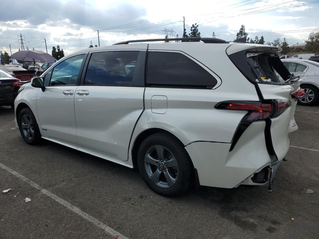 Изображение 2 2021 TOYOTA SIENNA XLE 2021 с VIN 5TDYRKEC7MS018781
