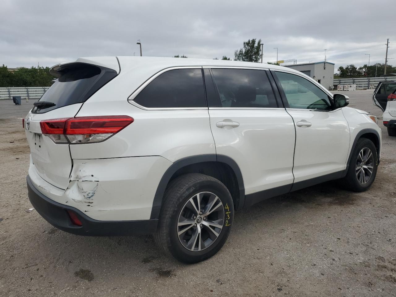 Image 3 of 2019 TOYOTA HIGHLANDER LE 2019 with VIN 5TDZARFH3KS051658