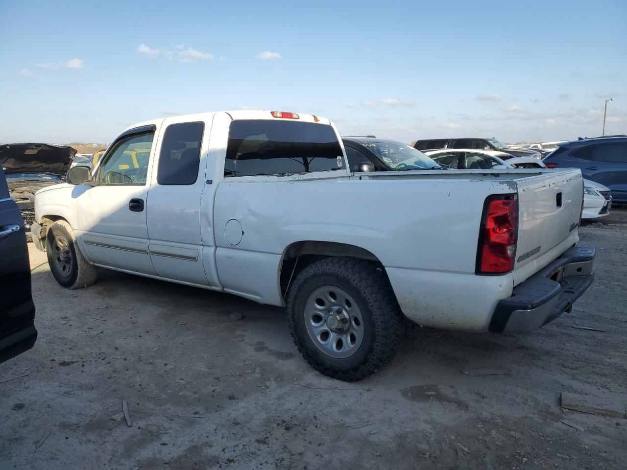 Image 2 of 2005 CHEVROLET SILVERADO C1500 2005 with VIN 2GCEC19V351242021
