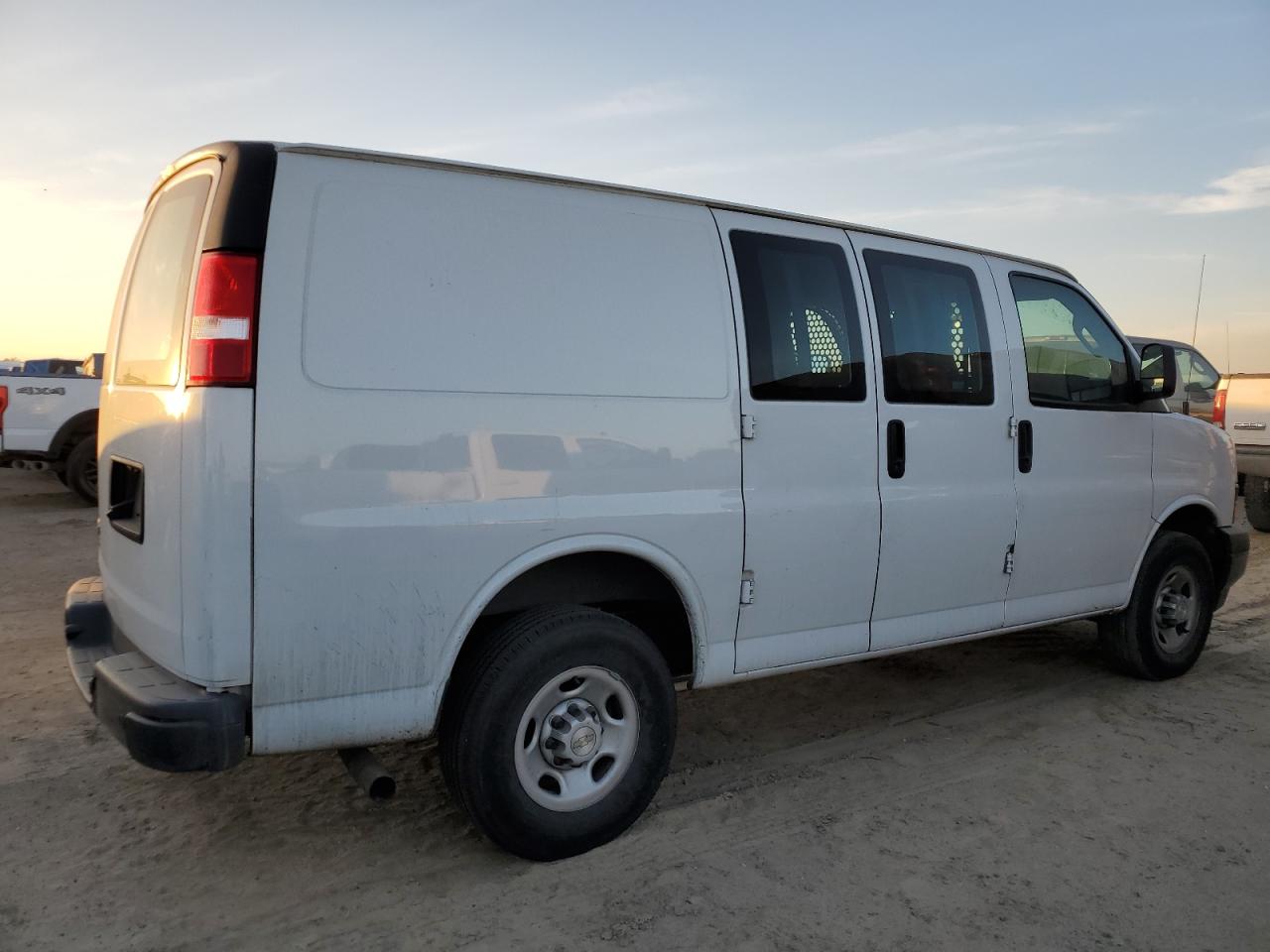 Image 3 of 2022 CHEVROLET EXPRESS G2500  2022 with VIN 1GCWGAFPXN1220411