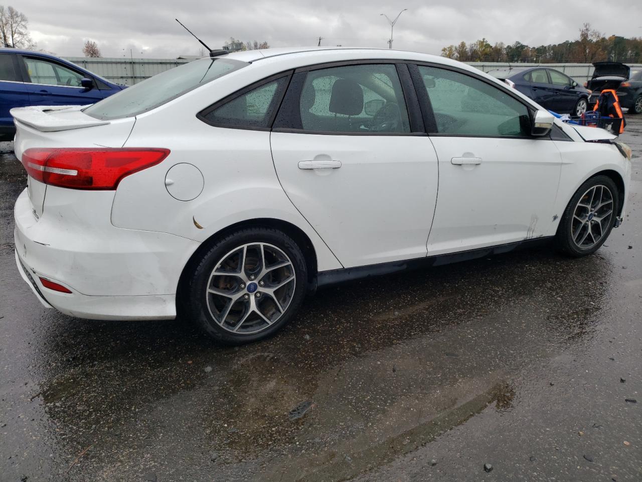 Image 3 of 2016 FORD FOCUS SE 2016 with VIN 1FADP3F28GL355651