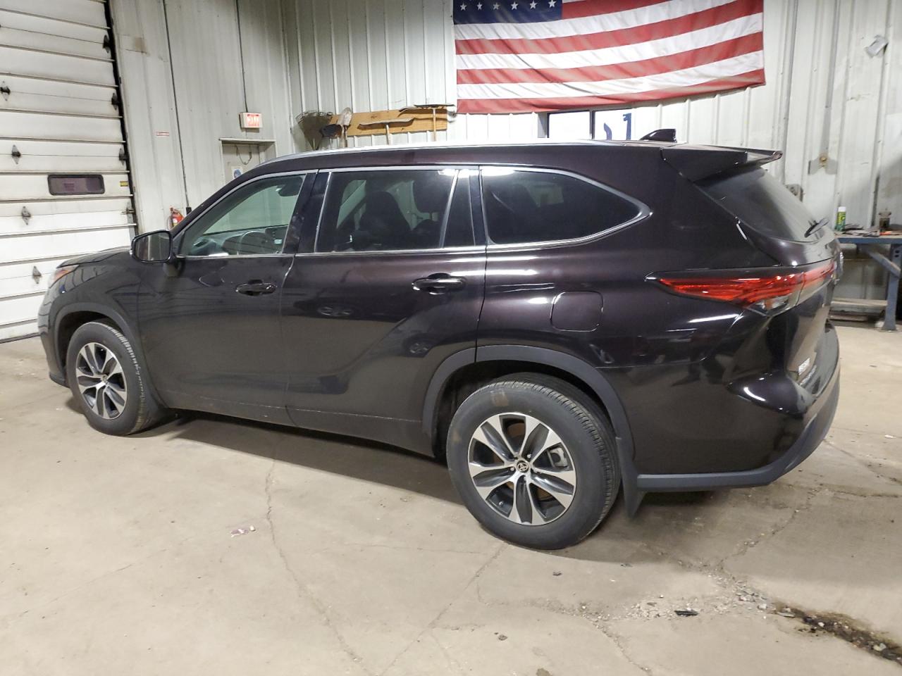 Image 2 of 2021 TOYOTA HIGHLANDER XLE 2021 with VIN 5TDGZRBH5MS106703