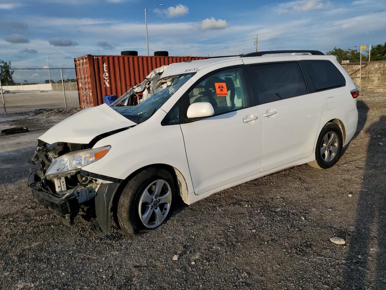 Image 1 of 2018 TOYOTA SIENNA LE 2018 with VIN 5TDKZ3DC2JS906282