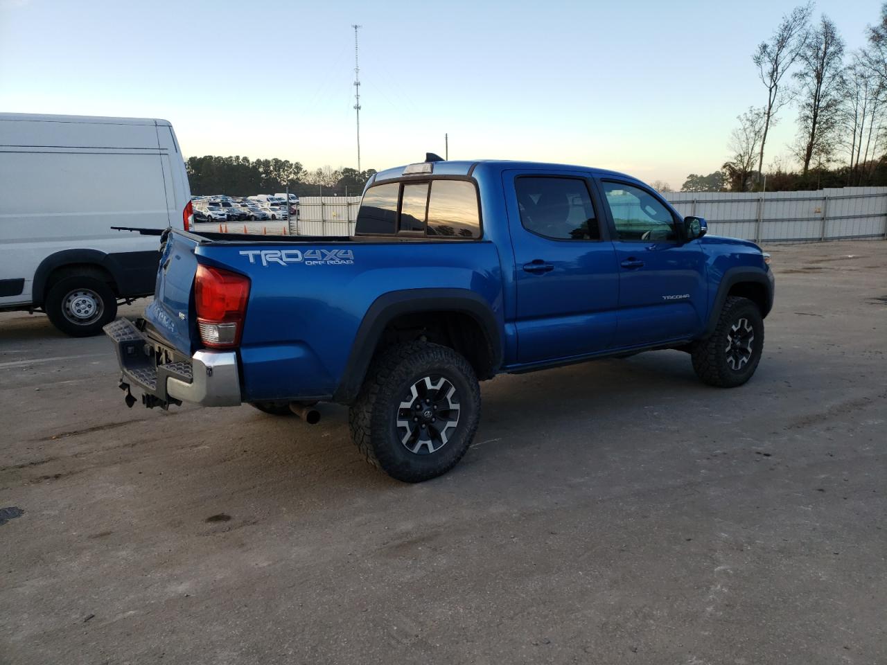 Obraz 3 z 2016 TOYOTA TACOMA DOUBLE CAB 2016 z VIN 5TFCZ5AN4GX041064