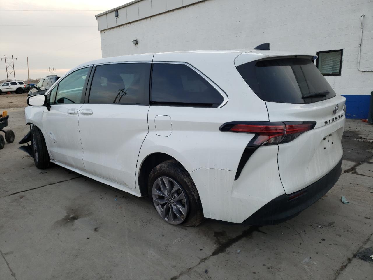 Obraz 2 z 2022 TOYOTA SIENNA LE 2022 z VIN 5TDKRKEC2NS100215