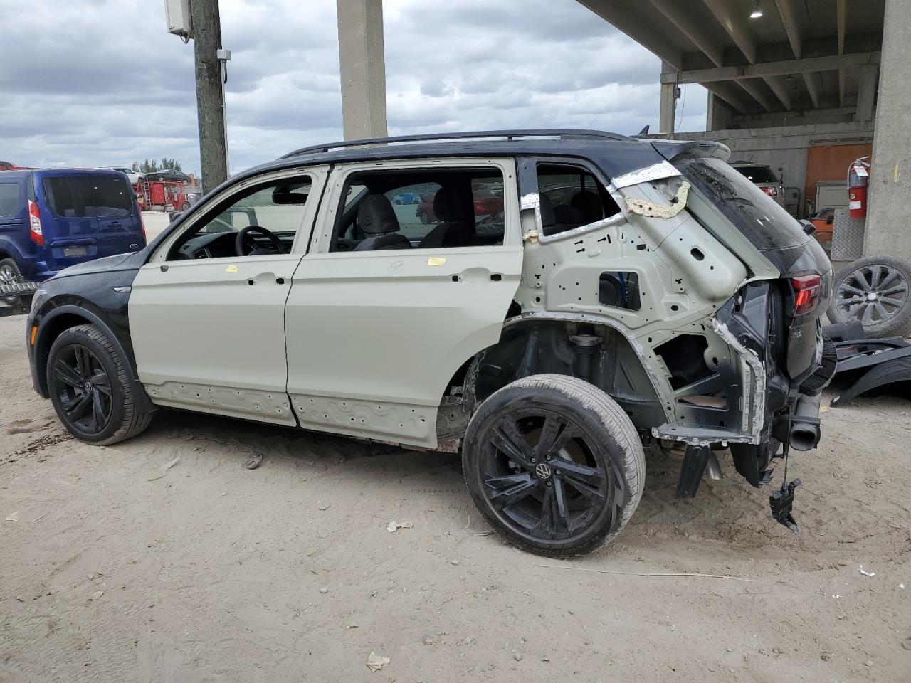 Image 2 of 2023 VOLKSWAGEN TIGUAN SE R-LINE BLACK 2023 with VIN 3VVCB7AX4PM098583