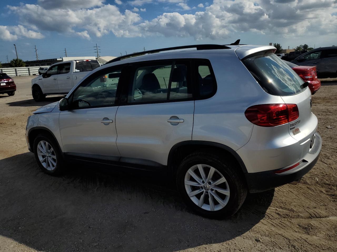 Изображение 2 2017 VOLKSWAGEN TIGUAN S 2017 с VIN WVGAV7AX3HK047612