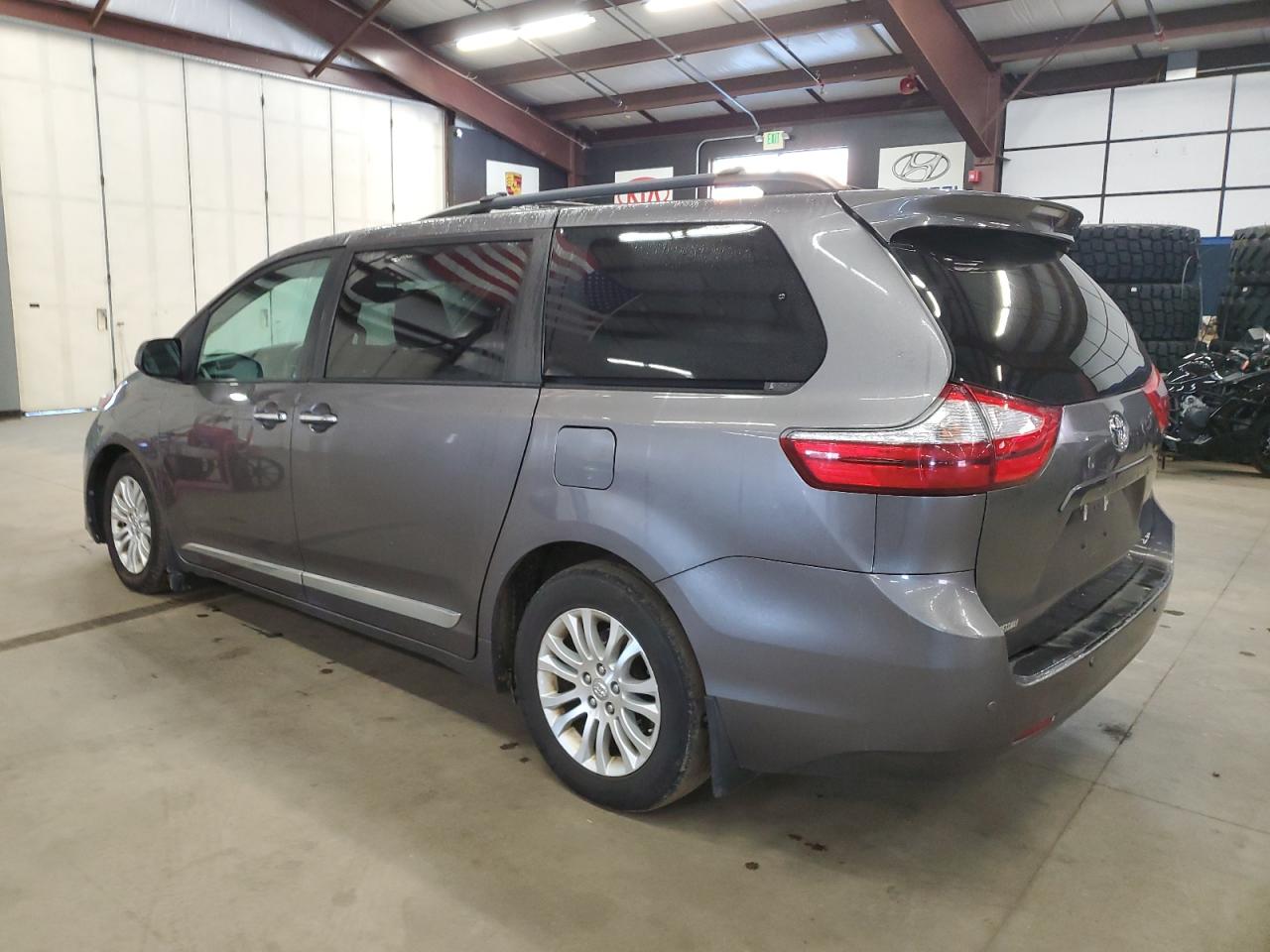 Obraz 2 z 2017 TOYOTA SIENNA XLE 2017 z VIN 5TDYZ3DC6HS869127