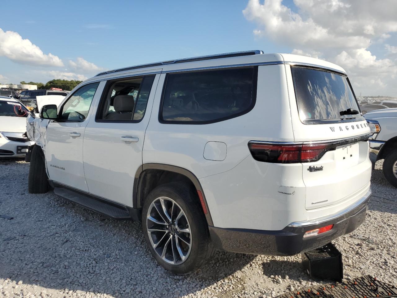 Изображение 2 2022 JEEP WAGONEER SERIES II 2022 с VIN 1C4SJVBT7NS135563