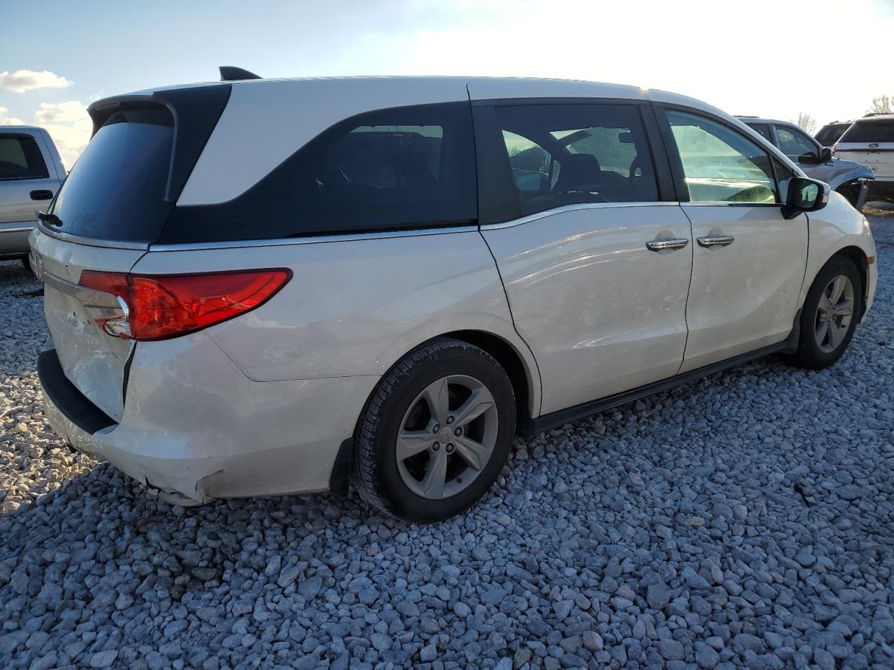 Image 3 of 2018 HONDA ODYSSEY EXL 2018 with VIN 5FNRL6H78JB047282