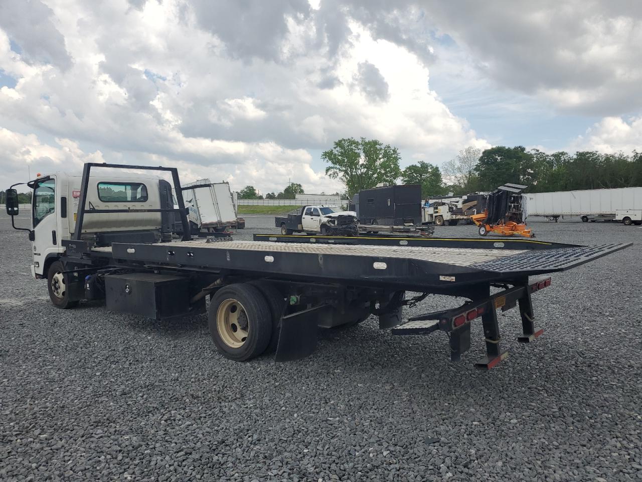 Image 3 of 2019 ISUZU NRR 2019 with VIN JALE5W166K7304276