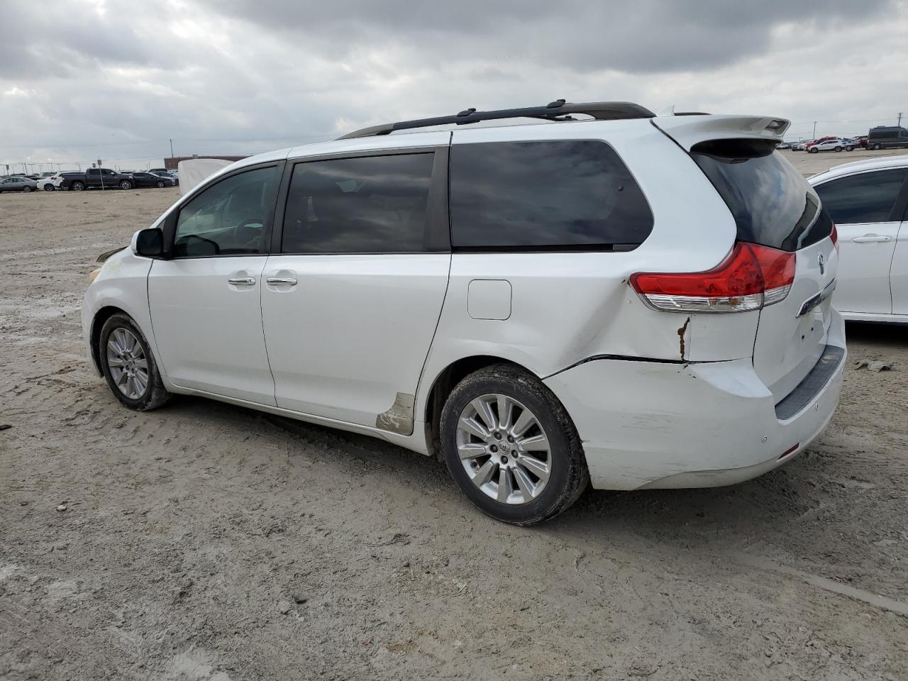 Изображение 2 2011 TOYOTA SIENNA XLE 2011 с VIN 5TDYK3DC4BS072130