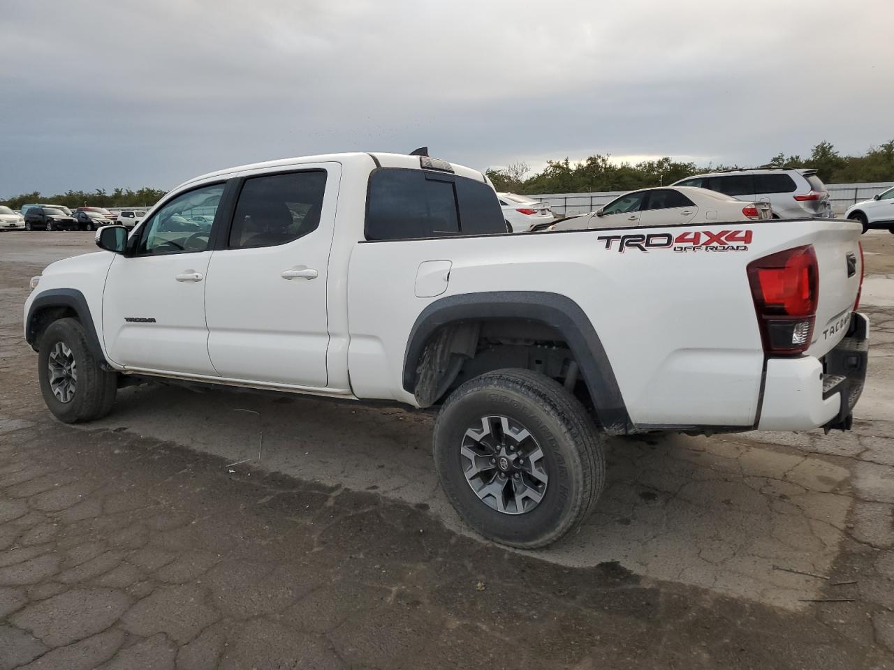 Image 2 of 2019 TOYOTA TACOMA DOUBLE CAB 2019 with VIN 3TMDZ5BN0KM065136