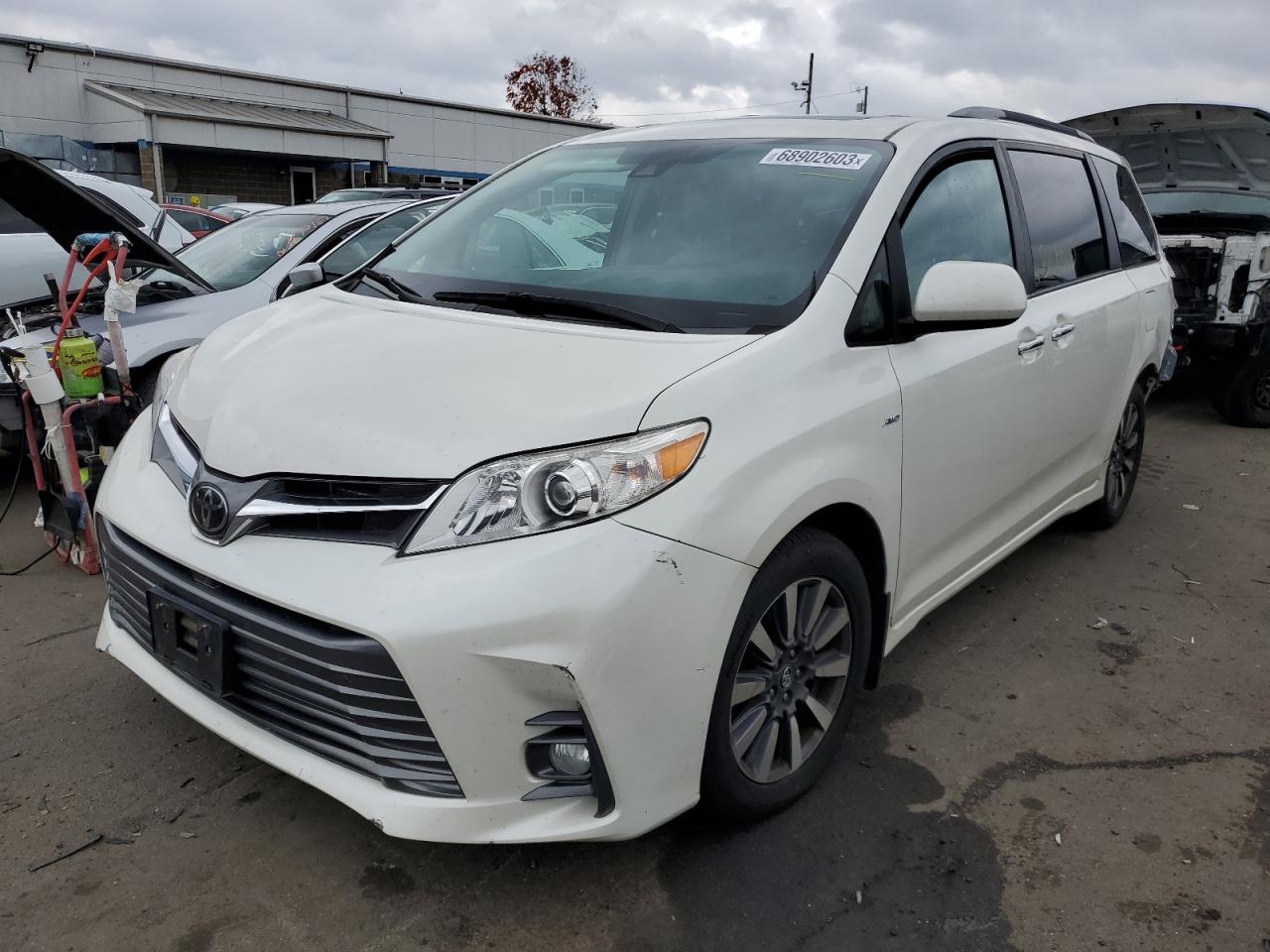 Image 1 of 2018 TOYOTA SIENNA XLE 2018 with VIN 5TDDZ3DC9JS201553