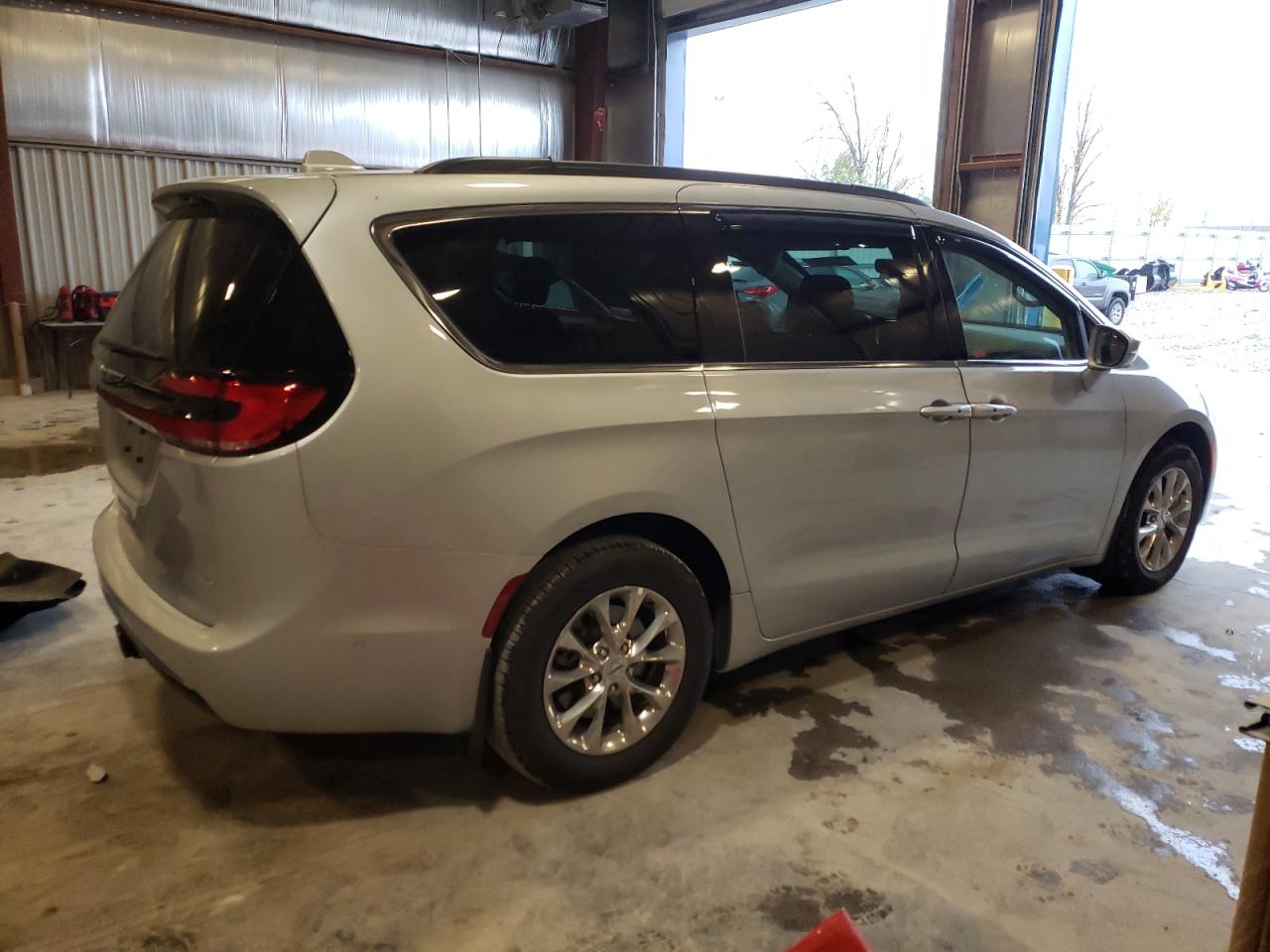 Image 3 of 2022 CHRYSLER PACIFICA TOURING L 2022 with VIN 2C4RC3BG6NR183928