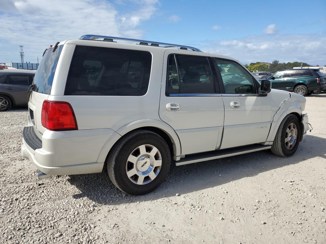 Image 3 of 2005 LINCOLN NAVIGATOR  2005 with VIN 5LMFU28595LJ02454