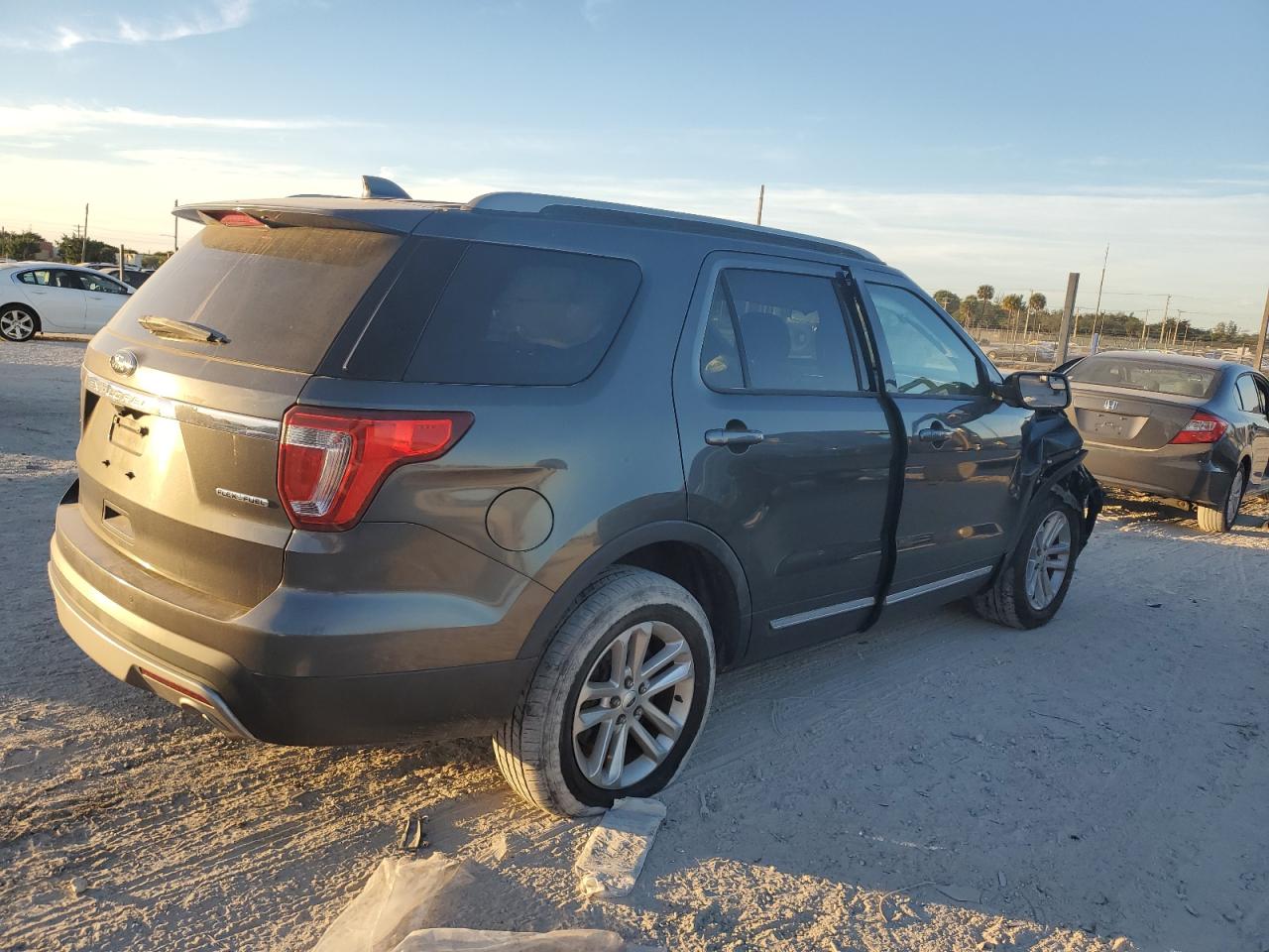 Image 3 of 2016 FORD EXPLORER XLT 2016 with VIN 1FM5K7D84GGC54199