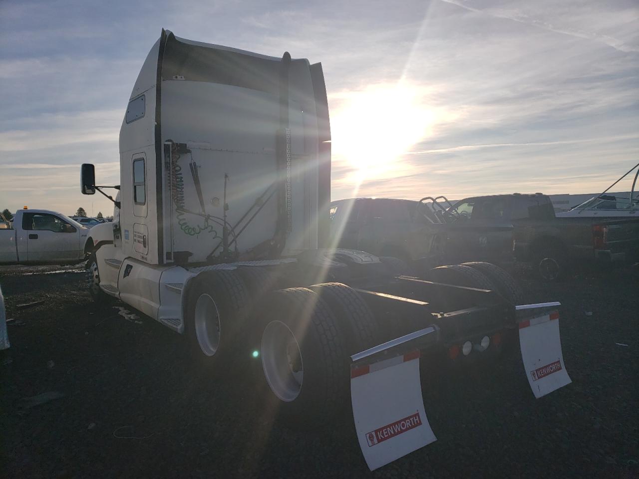 Image 3 of 2013 KENWORTH CONSTRUCTION T660 2013 with VIN 1XKADP9X4DJ336224