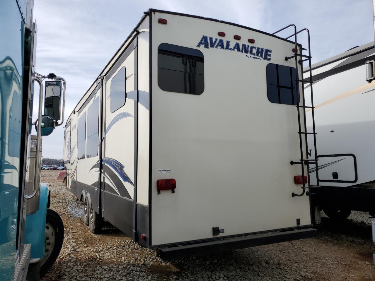 Image 3 of 2015 KEYSTONE 5TH WHEEL 2015 with VIN 4YDF36123FE760162