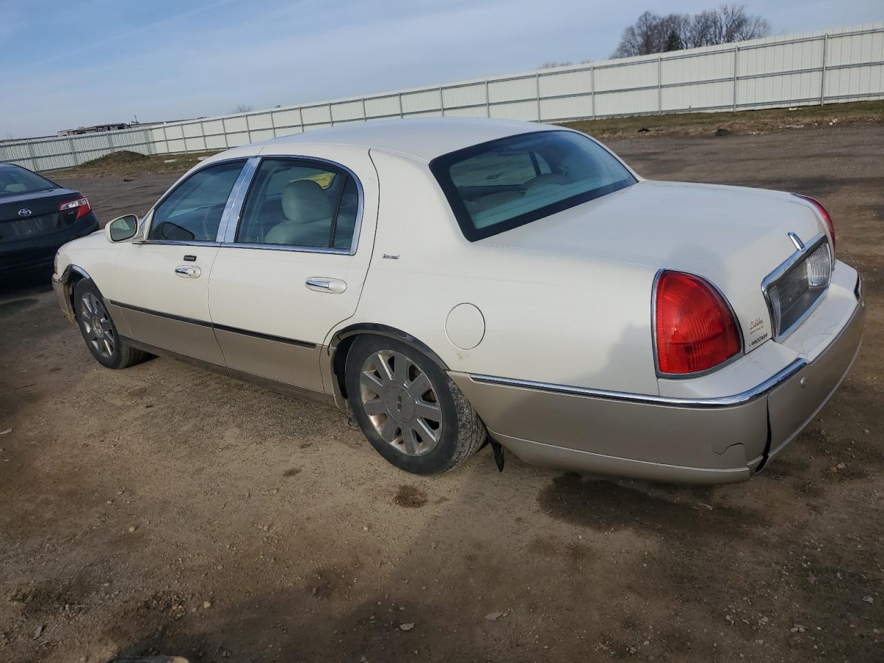 Image 2 of 2005 LINCOLN TOWN CAR SIGNATURE LIMITED 2005 with VIN 1LNHM82W15Y624935
